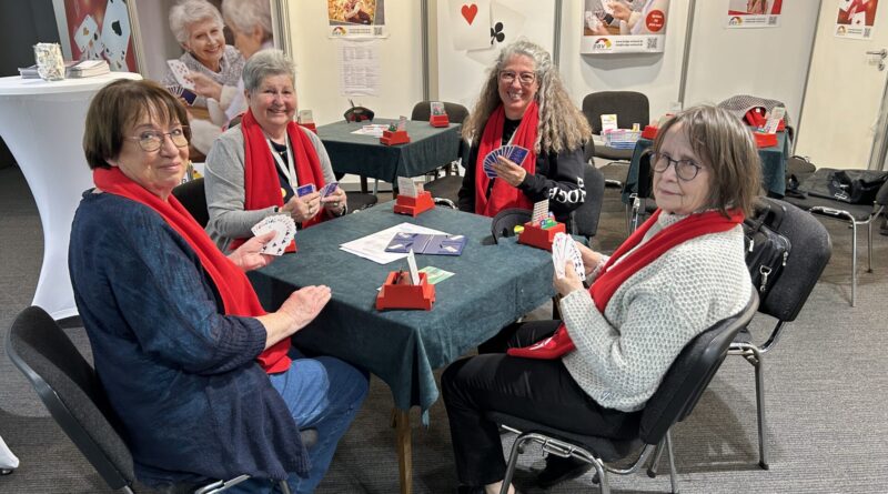 Vier Fraue Beim Bridge spielen